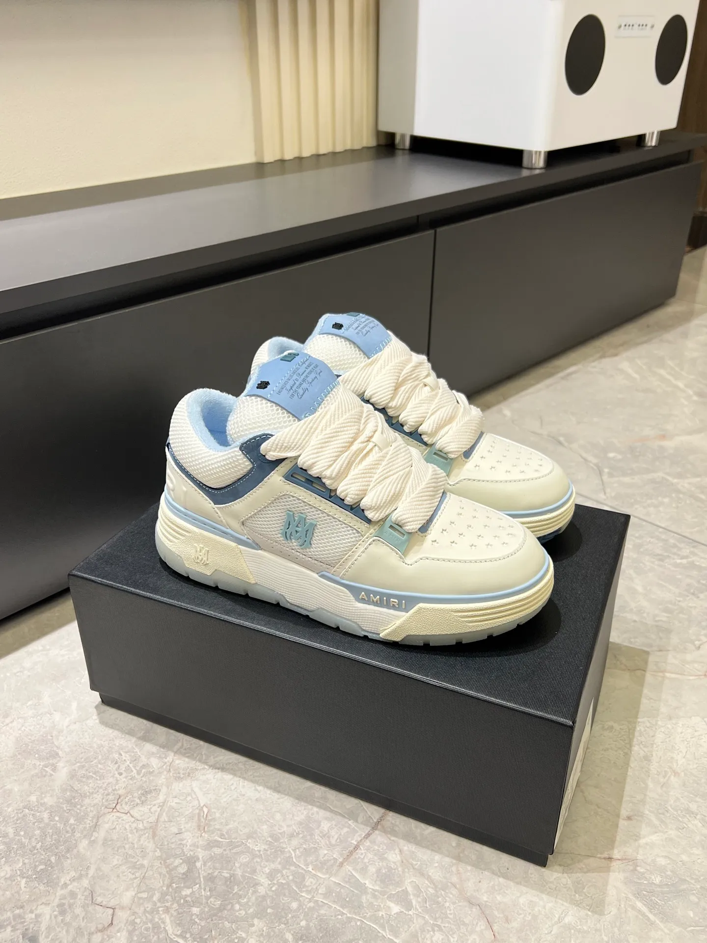 Men's shoes 💰p680 [AMIRI] 2025 spring and summer series new sneakers, new 🆕 bread shoes, bread shoes have a very special big tongue design, thickened outsole, rounded toe, oversized rubber sole and perforated star details, whoever wears them will look better! The appearance is responsible, the feet are retro and handsome! Size: 38-45
